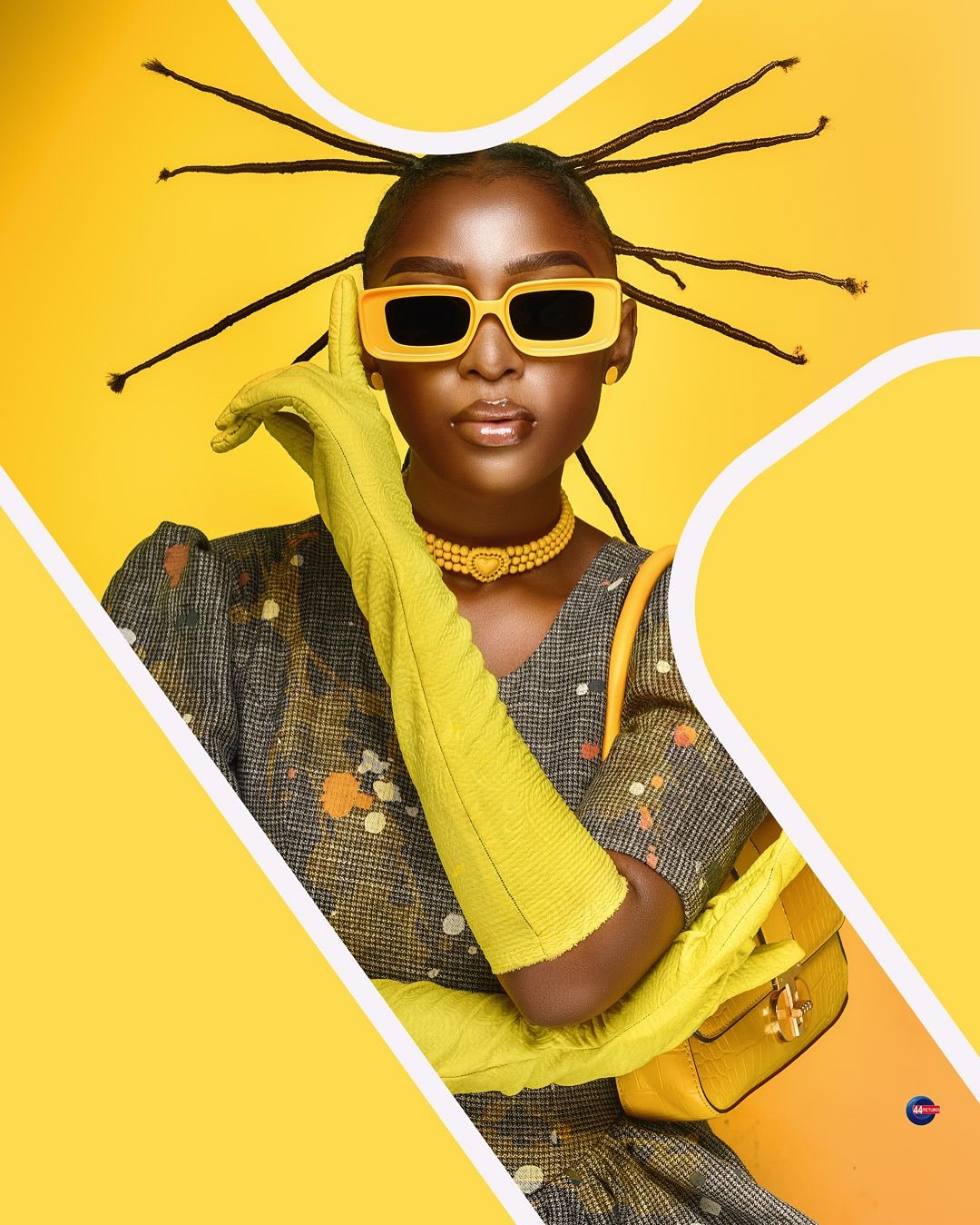 Modelo do casting UAU!HUB de óculos amarelos, luvas longas e bolsa amarela sobre fundo amarelo